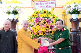 Hòa thượng Thích Minh Thiện tặng Báo Giác Ngộ - ấn phẩm đặc biệt Vu lan - Báo hiếu đến Đại tá Trần Văn Trai