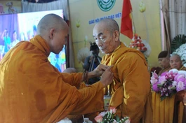 Cài hoa hồng Vu lan đến chư tôn giáo phẩm