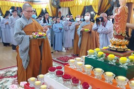 Thắp nến tri ân các bậc sanh thành trong mùa Vu lan – Hiếu hạnh