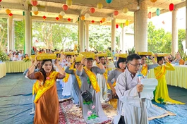 Phật tử tác bạch cúng dường pháp y đến chư tôn đức