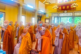 Chư Ni đảnh lễ Tam bảo tại chánh điện tổ đình Từ Nghiêm