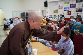 Động viên các cháu bệnh nhân vui vẻ, lạc quan vượt qua bệnh tật