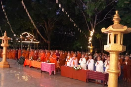 Chư tôn đức Tăng, tu nữ tham dự lễ cầu nguyện cúng dường đèn Rằm tháng Bảy Vu lan - Báo hiếu