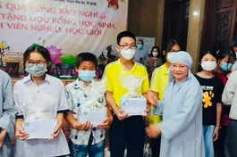 Ni trưởng Thích nữ Như Thảo trao học bỏng đến học sinh khó khăn học giỏi
