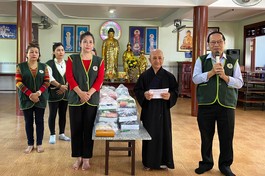 Đại diện chùa Hoa Quang và Hội trao quà cho học sinh tại chùa