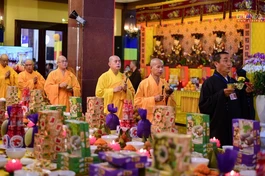 Chư tôn đức người Hoa thực hiện khóa lễ Đại khoa Mông sơn phổ thí tại Đại lễ kỳ siêu tại Việt Nam Quốc Tự