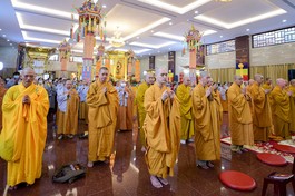 Chư tôn đức niêm hương bạch Phật, đảnh lễ Tam bảo tại pháp hội