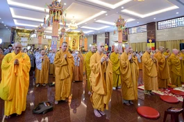 Chư tôn đức niêm hương bạch Phật, đảnh lễ Tam bảo tại pháp hội