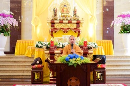 Thượng tọa Thích Trí Chơn đăng tòa thuyết pháp tại pháp hội Việt Nam Quốc Tự