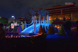 Lễ phóng liên đăng thiêng liêng trước hồ thủy phủ trong khuôn viên Việt Nam Quốc Tự