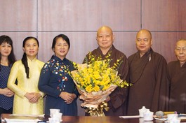 Bà Trần Kim Yến tặng hoa chúc mừng Hòa thượng Thích Lệ Trang