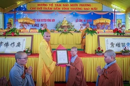 Hòa thượng Thích Hạnh Nhẫn trao quyết định bổ nhiệm trụ trì chùa Viên Quang đến Sư cô Thích nữ Hạnh Đoan