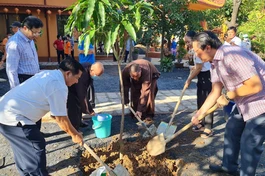 Chư tôn đức cùng lãnh đạo địa phương trồng cây xanh 