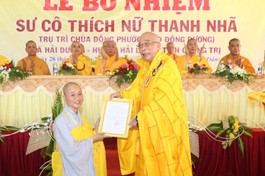 Hòa thượng Thích Thiện Tấn trao quyết định bổ nhiệm trụ trì chùa Đông Phước đến SC Thích nữ Thanh Nhã