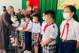 Thượng tọa Thích Minh Trí trao quà đến học sinh khó khăn tại địa phương - Ảnh: Q.A