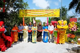 Hội Từ thiện chùa Tuờng Nguyên cắt băng khánh thành cầu nông thôn tại tỉnh Vĩnh Long - Ảnh: T.N
