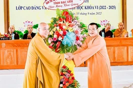 Thượng tọa Thích Giác Nghi, Trưởng ban Trị sự GHPGVN tỉnh Bạc Liêu tặng hoa chúc mừng