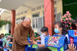 Đại đức Thích Minh Phú, Hội trưởng Hội Từ thiện chùa Tường Nguyên tặng quà cho học sinh
