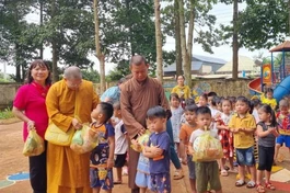 Đại đức Thích Minh Tịnh, Ni sư Cẩn Liên trao quà cho học sinh mầm non