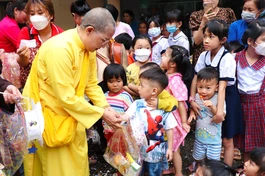 Ni sư Cẩn Liên trao quà cho trẻ em tại tịnh xá Ngọc Bình