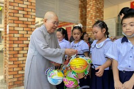 Ni trưởng Thích nữ Từ Nhẫn trao quà cho học sinh nhân Tết Trung thu