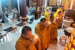 Môn đồ đệ tử thắp nên tưởng niệm cố Hòa thượng Thích Huệ Hướng