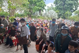 Đồng bào tập trung đón đoàn từ thiện tại chùa Thanh An, xã Bom Bo