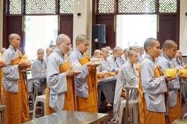 Chư Ni tham gia Tiểu ban Nghi lễ tập dượt các chương dâng lễ 