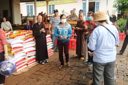 Ban Từ thiện thiền viện Vạn Hạnh trao quà cho thiếu nhi, những gia đình khó khăn