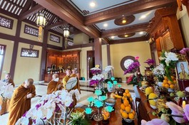 Chư tôn đức niêm hương tưởng niệm Hòa thượng Thích Minh Cảnh