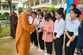 Thượng tọa Thích Đồng Tấn tặng quà đến học sinh