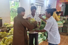 Chùa Linh Hưng, tịnh xá Ngọc Liên trao quà đến hộ nghèo huyện Chư Pưh