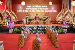 Chư Ni thực hiện nghi thức dâng lục phẩm cúng dường