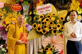 Đại diện Ban Dân vận Thành ủy TP.Hà Nội tặng hoa chúc mừng