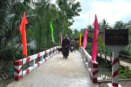 Đại đức Thích Thị Nhân, trụ trì chùa Văn Thánh tài trợ kinh phí xây dựng cây cầu cho người dân địa phương - Ảnh: T.N