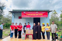 Câu Lạc bộ "Mái ấm yêu thương" bàn giao căn nhà tình thương đến gia đình chị Hom