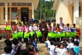 Thượng tọa Thích Hạnh Chơn trao quà cho học sinh