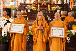 Hòa thượng Thích Minh Thông trao Bằng tuyên dương công đức đến chư tôn đức Ban Giám hiệu Trường Trung cấp Phật học tỉnh