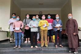 Hòa thượng Thích Tâm Viên trao tiền của bạn đọc ủng hộ bệnh nhân nghèo - Ảnh: M.Tuyền