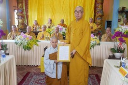 Thượng tọa Thích Quảng Lộc, Trưởng ban Trị sự GHPGVN tỉnh Tiền Giang, Trưởng ban Trị sự TP.Mỹ Tho trao quyết định đến Sư cô Thích nữ Trung Hạnh