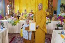 Thượng tọa Thích Quảng Lộc, Trưởng ban Trị sự GHPGVN tỉnh Tiền Giang, Trưởng ban Trị sự TP.Mỹ Tho trao quyết định đến Sư cô Thích nữ Trung Hạnh