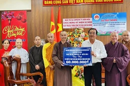 Thượng tọa Thích Minh Trí trao bảng quà tặng tượng trưng đến lãnh đạo Ban Dân vận Thành ủy TP.Biên Hòa 