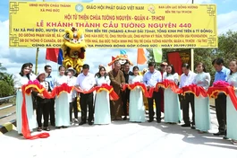 Cắt băng khánh thành cầu Tường Nguyên 440 tại huyện Châu Thành, Bến Tre - Ảnh: TN