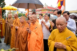 Hòa thượng Thích Thiện Nhơn cùng chư tôn đức dâng hương tại bảo tháp Trưởng lão Hòa thượng Thích Viên Giác