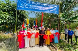 Cắt băng khánh thành cầu bê-tông Trường Lộc