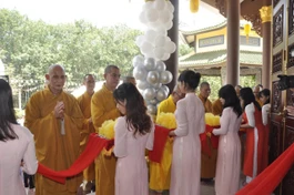 Tặng hoa chúc mừng Sư cô Thích nữ Chúc Phượng, tân trụ trì chùa Tường Vân