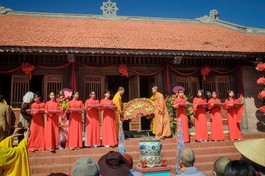 Chư tôn đức, đại biểu tiến hành nghi thức thượng lương nhà thờ Tổ