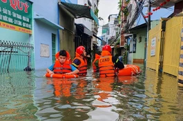 Lực lượng công an đi từng nhà để hỏi thăm, hỗ trợ thực phẩm trong ngày 15-10 - Ảnh: Tiên Sa