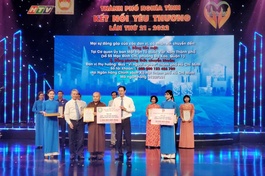 Thượng tọa Thích Trung Nguyện thay mặt Ban Trị sự GHPGVN TP.HCM trao ủng hộ 2,2 tỷ đồng