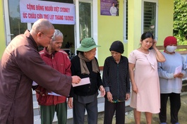 Ban Trị sự Phật giáo huyện A Lưới, đoàn từ thiện Lá Bồ Đề tặng quà đến người nghèo